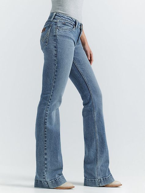 THE TROUSER: THE ULTIMATE IN WOMEN'S RETRO® JEANSLike all Wrangler Retro® jeans, our Mae wide-leg trouser jean is marked by its Western authenticity, making it a go-to style for cowgirls everywhere. With its contour waist and mid-rise fit, these women's trouser jeans are made to fit comfortably while they flatter all your curves. With more room at the knee and a gradual opening down the leg, the Mae wide-leg trouser gives you the room you need to stay active and in style. Women Boot Outfits, 1960s Jeans Women, Hip Womens Fashion, Wrangler Trouser Jeans Outfit, Womens Fall Fashion 2024 Casual, Wrangler Retro Jeans Women, Cute Jeans For Women, Wrangler Bell Bottom Jeans, Vintage Jeans Women