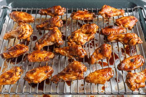 Broiled Chicken Wings With Barbecue Sauce Recipe Broiled Chicken Wings, Bbq Chicken Wings Recipe, Oven Chicken Wings, Barbecue Sauce Recipe, Honey Garlic Chicken Wings, Wings In The Oven, Cooking Chicken Wings, Garlic Chicken Wings, Broiler Chicken