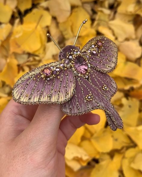 Sculptural Embroidery, Moth Craft, Moth Jewelry, Teddy Dress, Moth Brooch, Bug Crafts, Tambour Embroidery, Beadwork Embroidery, Hand Embroidery Tutorial