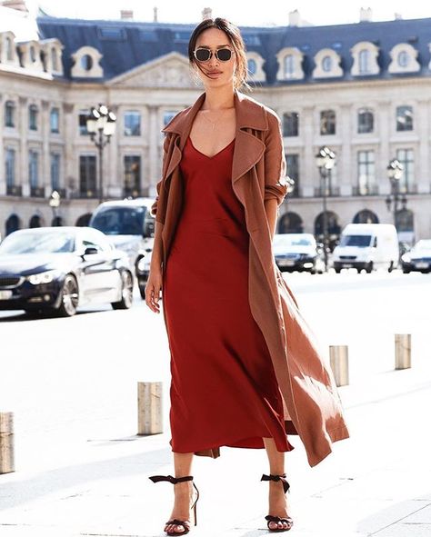 Day 1 of PFW in copper and burgundy tones. Watch it all on my Instagram Live Story (@lanvinofficial @rochasofficial @fentyxpuma) Gary Pepper Girl, Nicole Warne, New Street Style, Fall Dress Outfit, Moda Paris, Moda Chic, Fashion Blogger Style, Looks Street Style, Outfit Trends