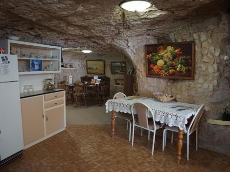 Faye's Underground Home Living Underground, Underground Home, Australian Desert, Earthship Home, Earth Sheltered, Underground Homes, Cave House, Family Furniture, Coober Pedy