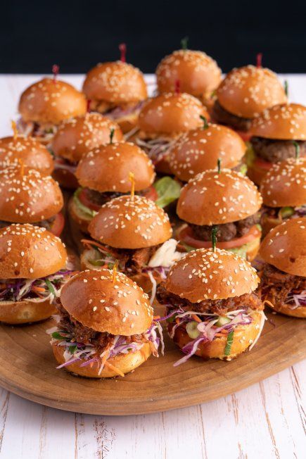 Mini Pork Sliders, Mini Pulled Pork Sandwiches, Finger Food Engagement Party, Pulled Pork Serving Ideas, Mini Pulled Pork Sliders, Catering Sandwiches Ideas, Pulled Pork Burgers, Wedding Foods Main Course, Pulled Pork Wedding