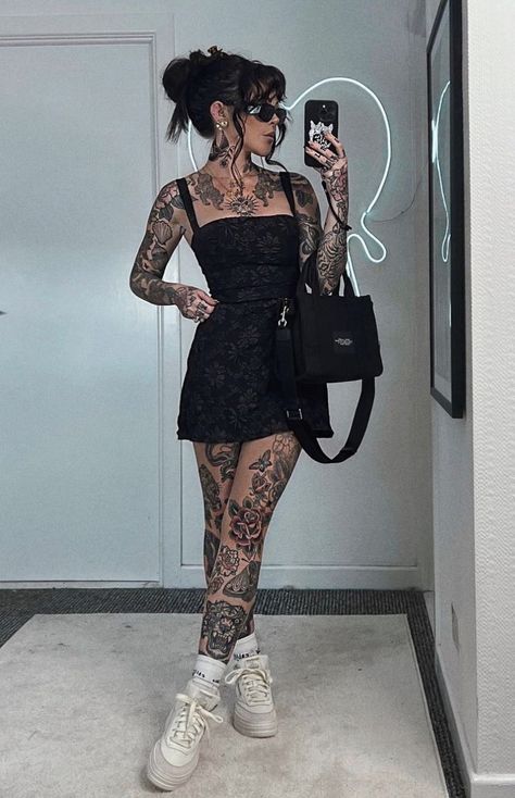 Hip Summer Outfits, Tattoo Day Outfit, Summer Edgy Outfits Grunge, Tattooed Women Outfits, Outfits For Tattooed Women, Dresses And Tattoos, Tattoo Outfit Woman, Gothic Festival Outfits, Tattoo Convention Outfit