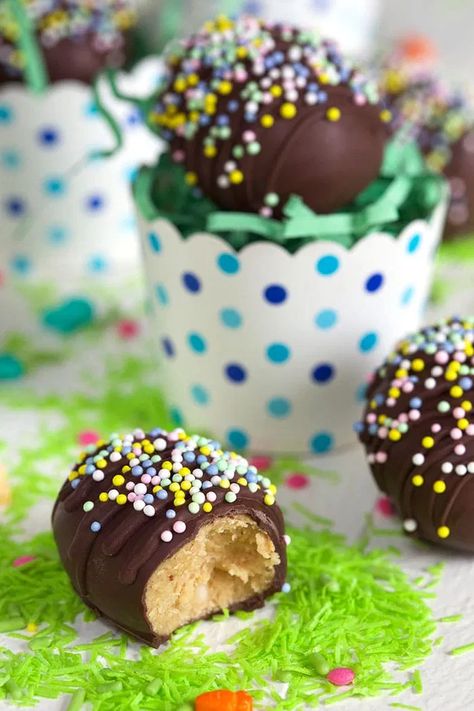 Quick and EASY Homemade Peanut Butter Eggs recipe is simple to make from just three ingredients! Better than Reese's Peanut Butter eggs! Homemade Peanut Butter Eggs, Chocolate Peanut Butter Popcorn, Easter Candy Recipes, Peanut Butter Eggs Recipe, Peanut Butter Egg, Reese Peanut Butter Eggs, Nutella Muffin, Peanut Butter Easter Eggs, Peanut Butter Truffles