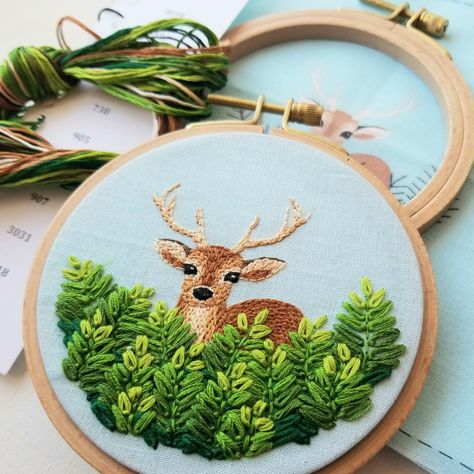 This tiny embroidery project is a fun kit to throw in your bag for on the go stitching. There are only a handful of beginner stitches needed to create this lovely hoop art.  Find the complementing fawn kit here: https://www.etsy.com/listing/866615606/ The embroidery kit includes: ★ A floss card with 12 colors of DMC embroidery thread ★ Light blue fabric, permanently stamped with the design ★ One 4 inch natural wooden embroidery hoop  ★ Hand embroidery needles ★ The color printed embroidery instr Nature Embroidery Patterns, Woodland Embroidery, Forest Embroidery Simple, Embroidery Animals, Wildlife Embroidery, Woodland Nursery Embroidery, Woodland Embroidery Designs, Embroidery Forest Animals, Woodland Animal Embroidery Patterns