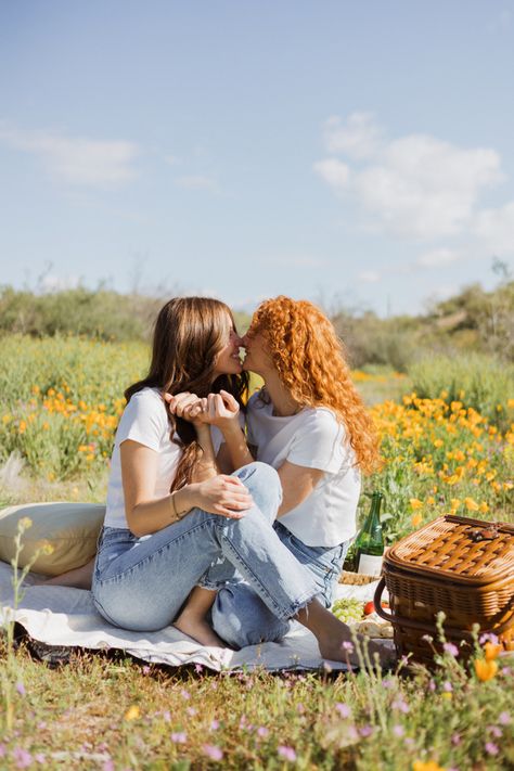 Sapphic Proposal, Lesbian Photo Shoot Outfits Fall, Girlfriend Photoshoot Ideas, Lesbian Photo Shoot Outfits, Fat Couple Poses, Lesbian Couple Reference Poses Photography, Couple Poses Wlw, Wlw Couple Poses, Wlw Engagement Photos