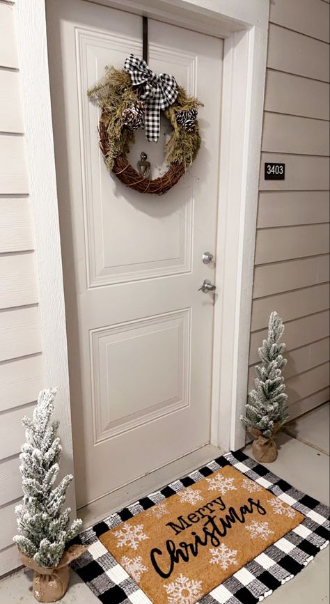 Christmas decorations for apartments Back Door Interior Decor, Christmas Front Porch Decor Apartment, Front Door Christmas Decorations Apartment, Christmas Decor Townhouse, Apartment Door Decor Entrance Christmas, Christmas Decor Ideas Outdoor Townhouse, Cute Apartment Door Decor, Christmas Decor Ideas For A Small Apartment, Christmas From Door Decor