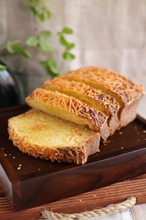 CookingTackle: KueTape-Keju / Fermented casava Cake Fermented Cassava, Casava Cake Recipe, Indonesian Sweets, Bolu Tape, Asian Cakes, Bolu Cake, Cassava Cake, Indonesian Recipes, Asian Cake