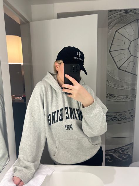 Annie Bing Hoodie Outfit, Anine Bing Hoodie Outfit, Annie Bing Sweatshirt, Anine Bing Hoodie, Anine Bing Sweatshirt Outfit, Anine Bing, Sweatshirt Outfit, Hoodie Outfit, Travel Outfit