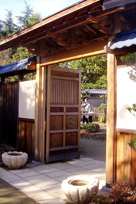 See elegant Japanese style entrance gates (mon) for house and garden, midway gates (nakamon) and simpler gates with Japanese aesthetic on our site. Japanese Garden Wall, Japanese Gates Entrance, Japanese Entrance, Moon Gates, Japanese Fence, Japanese Gate, Asian House, Japanese Garden Landscape, Japanese Home Design