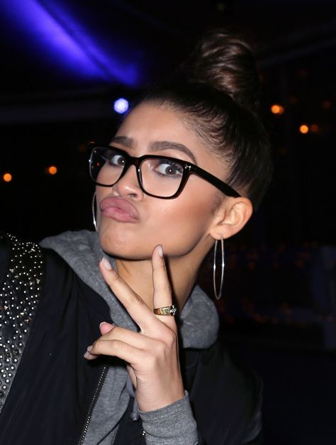 Zendaya | Did you know that by 2050 half the planet will need eye glasses? Whether prescription or just for show, these celebrities look great in eyewear. Were taking notes! Glasses Celebrities, Zendaya Fashion, Celebrities With Glasses, Carnival Celebration, Fake Glasses, Cute Sunglasses, Metal Glasses, Pastel Outfit, Fashion Eye Glasses