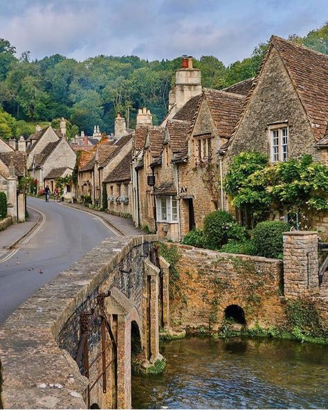 867 Likes, 17 Comments - ☆TRAVELING UK☆ (@traveling_uk) on Instagram: “® Presents Photo by: @robertom94 Location: #unitedkingdom#england Congratulations! Photo…” Comb Photography, Castle Combe England, Disney World Castle, Country Living Uk, Town Aesthetic, Cotswold Villages, England Countryside, England Aesthetic, Castle Combe