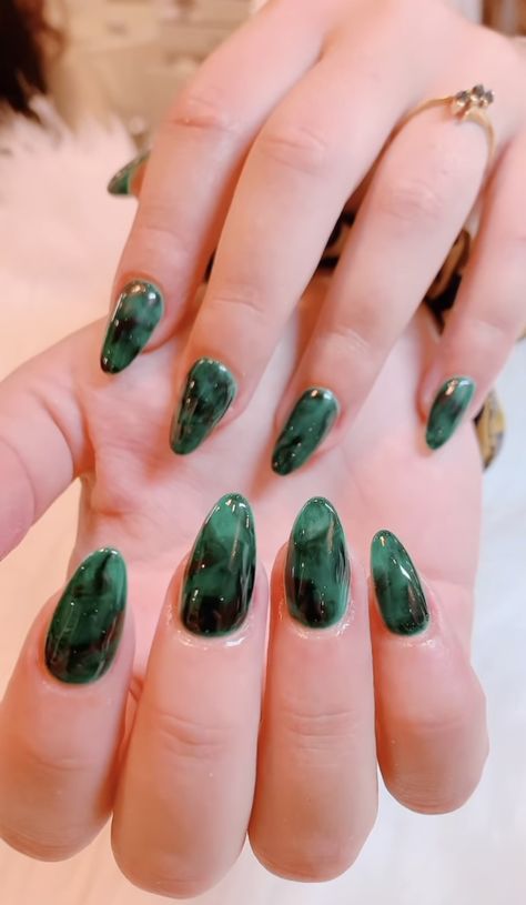 Black Green Marble Nails, Green Marble Square Nails, Nail Designs Dark Green And Gold, Black And Dark Green Nails Acrylic, Forest Green Marble Nails, Goth Nails Green, Slytherin Green Nails, Green Marble Nails Tutorial, Dark Green Nail Inspo Short