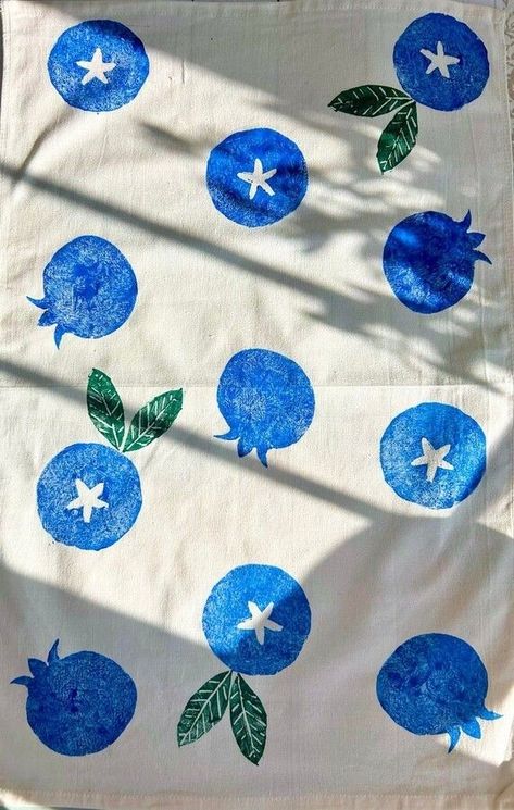 Potato Printing On Fabric, Linoleum Print On Clothes, Potato Block Printing Ideas, Printmaking On Fabric, Fabric Block Printing, Potato Stamping Art, Blockprint Ideas, Potato Printing, Potato Stamp