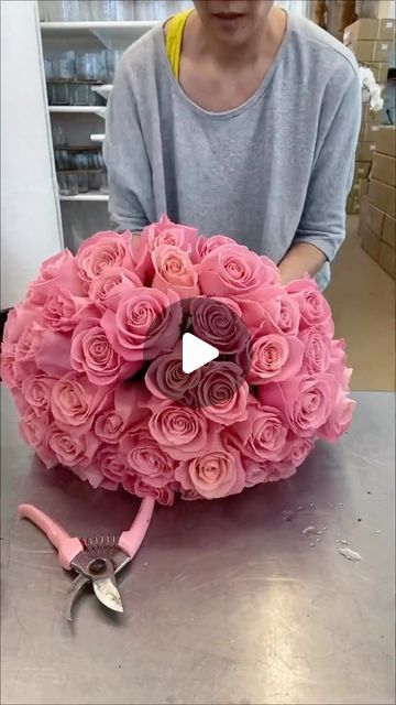 NYC Wedding and Events Florist on Instagram: "Here’s the most basic bouquet making technique, called the spiral method. You can make a rose handtied bouquet this way to get a perfect dome shape. The same technique applies even if you are adding other types of flowers. Practice doing it with just roses and you’ll get the hang of it! Make sure to follow and like to learn the basics of floral design 🤩 #bouquetmaking #flowerarranging #flowerhowto #practicemakesprogress #flowerclass #nycflorist #floraldesign #floristsofinstagram #rachelchofloral" Rose Flower Arrangements Diy, How To Make A Rose Bouquet, How To Make A Flower Bouquet, Bouquet Making, Nyc Florist, Rose Dome, Rose Flower Arrangements, Making A Bouquet, Floral Arrangements Diy