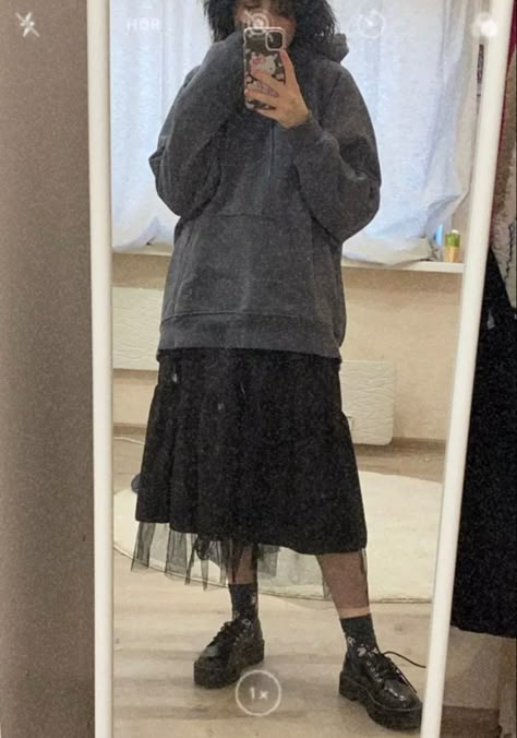 long skirt alt fashion y2k fairy grung black skirt emo Outfits With Long Skirts, Emo Tops, Long Black Skirt Outfit, Womens Photography, Black Skirt Outfit, Black Skirt Outfits, Black Salt, Long Skirt Outfits, Alt Outfits