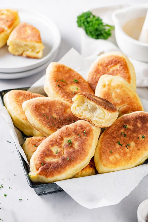 Pirozhki Recipe, Piroshky Recipe, Russian Pastries, Potato Filling, Georgian Food, Russian Food, Leftover Mashed Potatoes, Ukrainian Recipes, Homemade Pastries