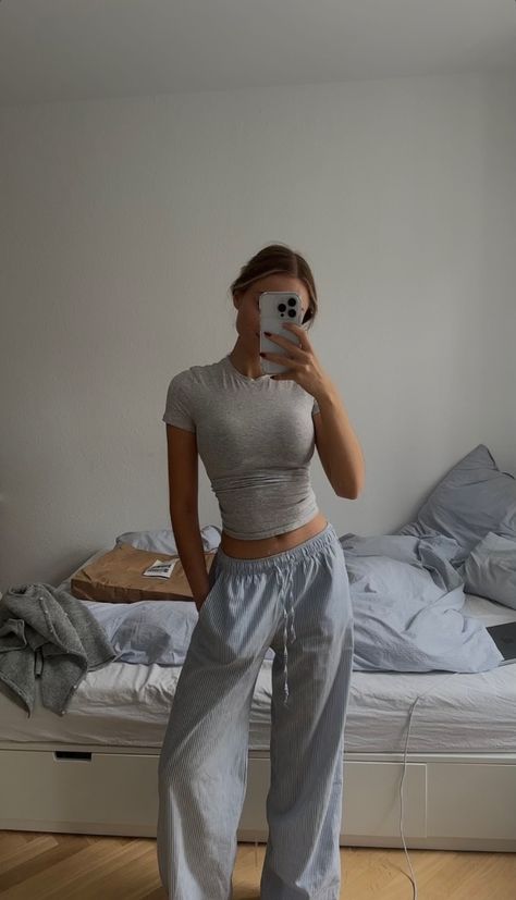 Skandinavian Fashion, Outfit Inspo Casual, Cute Lazy Day Outfits, Lazy Day Outfits, Stockholm Fashion, Crop Top Outfits, Mode Inspo, Tee Outfit, Tshirt Outfits