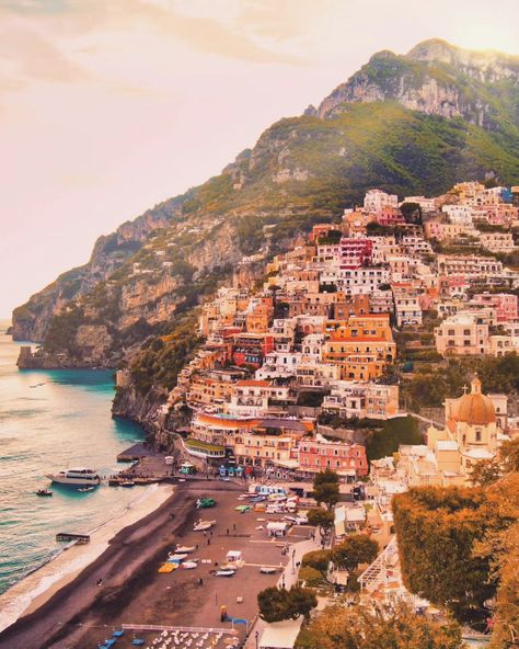 Explora la mágica Costa Amalfitana, Italia 🌊✨. Desde paseos en barco por las aguas cristalinas hasta recorrer los encantadores pueblos de Positano y Ravello, cada rincón es un paraíso. No te pierdas las playas escondidas, los senderos panorámicos y la deliciosa gastronomía local. ¡Un destino de ensueño! *** Explore the magical Amalfi Coast, Italy 🌊✨. From boat trips on crystal-clear waters to wandering through the charming towns of Positano and Ravello, every corner is a paradise. Don’t miss ... Amalfi Coast Italy, Boat Trips, Positano, Amalfi Coast, Amalfi, Crystal Clear, Vision Board, Italy, Quick Saves