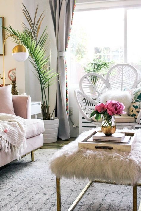 How to mix glam with beach décor - at home with Ashley Boho Glam Living Room, Glam Apartment Decor, Beach Decor Ideas, Boho Glam Home, Glam House, Florida Beach House, Room On A Budget, Glam Living, Glam Living Room