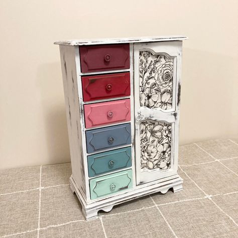 Jewelry Box Makeover Diy Ideas, Painted Jewelry Boxes Diy, Jewelry Box Painting Ideas, Upcycle Thrift Store Finds, Upcycle Jewelry Box, Furniture Refurbishing, Upcycle Jewelry, Box Makeover, Hand Painted Wooden Box