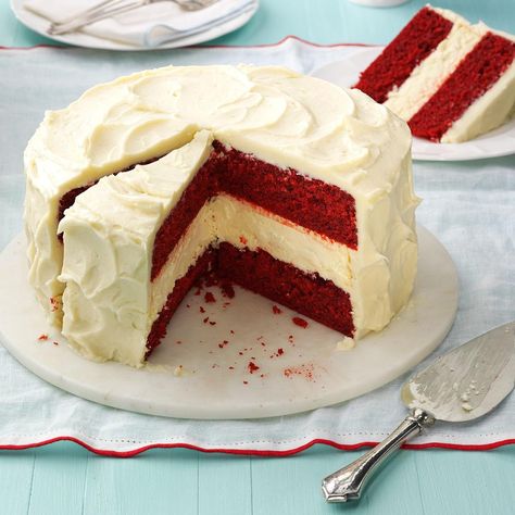 Cheesecake Layered Red Velvet Cake Cognac Cake, Cheesecake Red Velvet, Dessert Saint Valentin, Red Velvet Cheesecake Cake, Cheesecake Cake Recipes, Velvet Cheesecake, Red Velvet Cake Recipe, Velvet Cake Recipes, The Cheesecake Factory