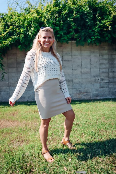 Sweater Tucked Into Bra Over Dress, Cropped Sweater Over Dress, Style A Bodycon Dress, Sweater With Dress, Sweater Over Dress, Formal Skirts, Styling Skirts, Dress Shorts Outfit, Over Dress