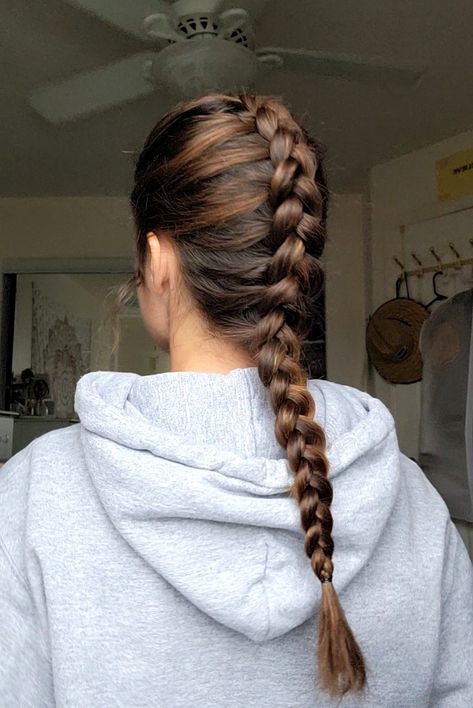 Dutch Braid Aesthetic, Dutch Braid Single, One Dutch Braid Down The Middle, Medium Length Dutch Braids, Vb Hairstyle, Braid For Sports, Dutch Braids Aesthetic, Duch Braids Hairstyles, Braids Dutch Braid