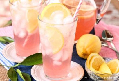 This lemonade gets its pink color from a healthy juice. Pink Lemonade Cheesecake, Pink Lemonade Cookies, Pink Lemonade Vodka, Pink Lemonade Cake, Pink Lemonade Recipes, Pink Lemonade Cupcakes, Pink Drink Recipes, Pink Lemonade Party, Lemonade Cupcakes