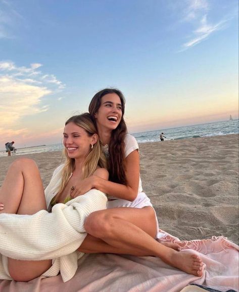 Beach Duo Aesthetic, Blonde And Blonde Best Friends, Claire And Shannon, Photo Inspo Instagram Friends, Bsf Pics Aesthetic, Claire Binding 13, Duos Aesthetic, Blonde Brunette Best Friends Aesthetic, Girl Best Friend Aesthetic