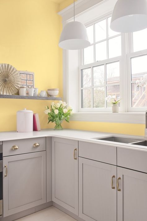 Cottage Kitchen in Yellow and Gray Lower Kitchen Cabinets, Yellow Kitchen Walls, Yellow Kitchen Designs, Yellow Kitchen Cabinets, Paint Color Trends, Yellow Dining Room, Серая Кухня, Yellow Kitchen Decor, Lucid Dreams