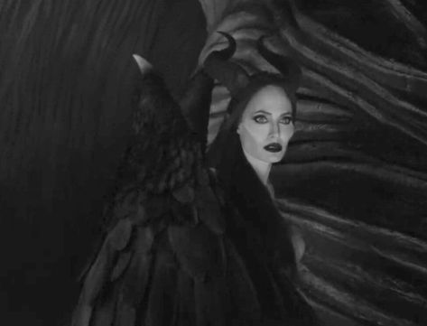 Malificiant Aesthetic, Maleficent Art, Maleficent 2, Angelina Jolie Maleficent, Maleficent Movie, Real Angels, Snake Tattoo Design, Disney Maleficent, Disney Princess Fan Art