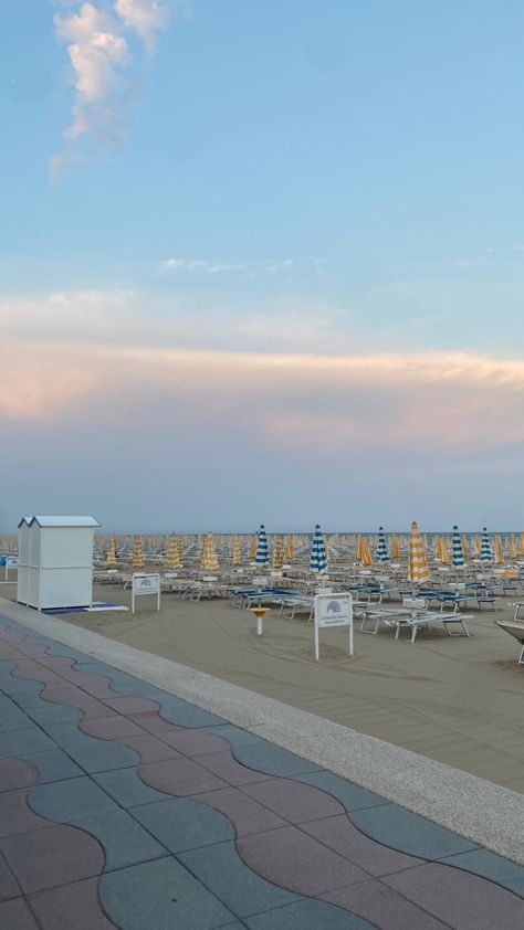 #beach #sunset #jesolo #italy #summer #aesthetic #wallpaper #background Italy Beach Aesthetic, Italy Summer Aesthetic, Vacay Pics, Summer Aesthetic Wallpaper, Italy Beaches, Travel 2024, Italy Summer, Summer 24, Summer Pictures