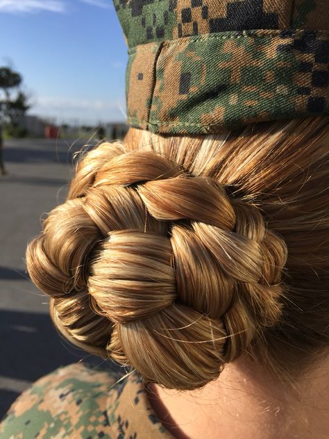 Armee mag ich ja nun überhaupt nicht, aber die Frisur ist schon beeindruckend. Military Bun, Military Hairstyles, Military Female, Military Hair, Female Hairstyles, Short Hair Bun, Hair Bun Tutorial, Short Braids, Athletic Hairstyles