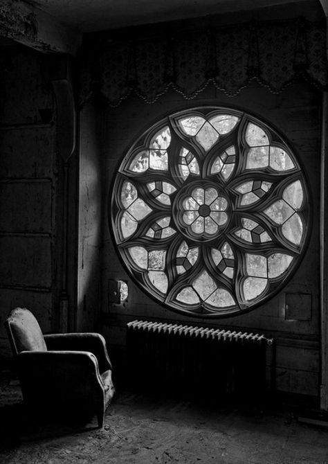 Gothic Geometry, Gothic Tracery, Koti Diy, Round Window, زجاج ملون, Stained Glass Window, Stained Glass Art, A Chair, Stained Glass Windows