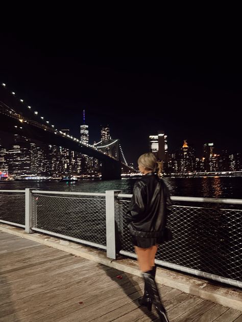 Newyork Insta Pics, New York Edgy Aesthetic, City Photo Inspiration, Nyc Aesthetic Pictures, Nyc Pictures Ideas, New York Vibes Aesthetic, City Pictures Aesthetic, Pics In New York, City Night Pictures