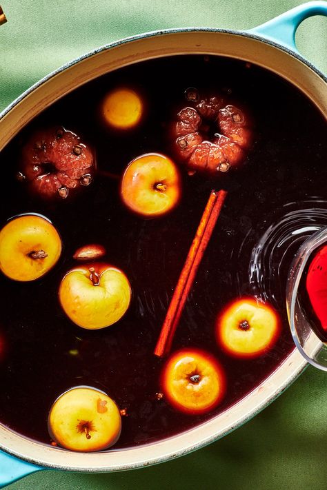 Merlot Red Wine, Mulled Wine Recipe, Wine Recipe, Spiced Wine, Thanksgiving Cocktails, Winter Vegetables, Christmas Cocktails, Mulled Wine, Fresh Apples