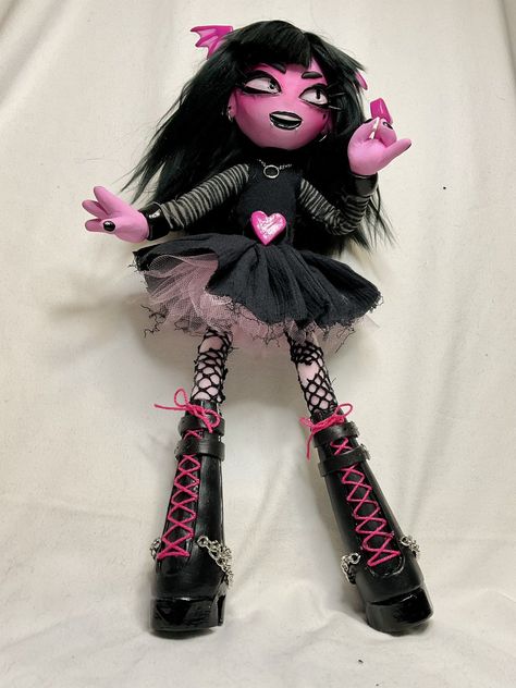 Ooak Art Doll Handmade, Strangegutz Dolls, Doll Oc, Goth Dolls, Clay Art Doll, Art Toys Design, Diy Dolls, Doll Plushies, Fantasy Art Dolls