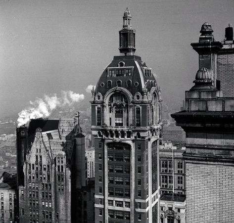 SKYSCRAPER: Height: 612 feet, 47 stories Completed: 1908 Demolished: 1968 - to make way for One Liberty Plaza. Interesting fact: For a very brief period, the Singer Building was the tallest building in the world, until 1909 when it was surpassed by the Metropolitan Life Tower. City Hall Nyc, Gothic Architecture Drawing, Tallest Building In The World, New York City Buildings, Woolworth Building, Nyc Map, New York Architecture, New York School, Vintage Architecture