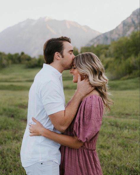 Engagement Photos Plus Size Bride, Spring Couple Pictures, Plus Size Engagement Photos, Spring Couples Photoshoot, Engagement Vibes, Spring Home Decor Ideas, Fall Photo Shoot Outfits, Home Decor Spring, Engagement Picture Outfits