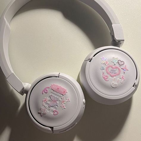 headphone sticker inspiration Deco Headphones, Decorating Headphones, Headphones Deco, Headphone Deco, Sony Headphones Aesthetic, Headphone Ideas, Headphone Decoration, Headphones Aesthetic, Pink Headphones