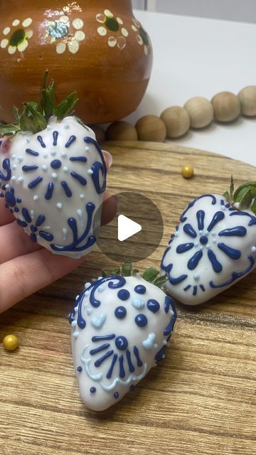 Gorethy Davila on Instagram: "Mexican Talavera Strawberries 🍓  #cavebakery #strawberry #strawberries #chocolatecoveredstrawberry #treats #desserts" Mexican Cake Pops Fiestas, Talavera Cake, Mexican Treat Table, Mexican Dessert Table, Mexican Clay Pots, Dessert Business, Mexican Cake, Mini Cups, Mexican Treats