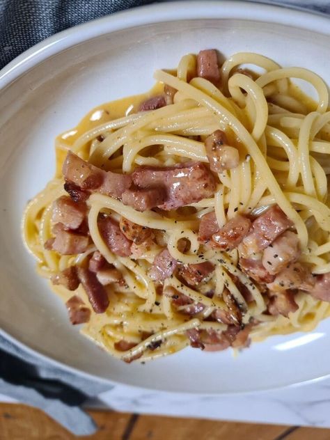 Spaghetti Carbonara is one of my favourite pasta dishes! I love how creamy it is, it always amazes me how the authentic version of this dish doesn't include any cream. It's simply the starch from the pasta water combining and emulsifying with the cheese and egg yolks which creates a silky delicious sauce. I like to use Pancetta in my recipe because its easy to get hold off, but guanciale is better if you can get your hands on it. If not, use streaky bacon. I have listed pecorino romano… Spagetti Carbonara, Streaky Bacon, Spaghetti Dishes, Spaghetti Carbonara Recipe, Pancetta Pasta, Pecorino Romano, Carbonara Recipe, Pasta Water, Spaghetti Carbonara