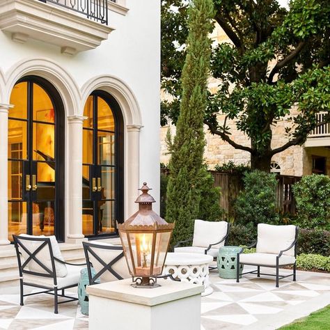 Dreaming of spring! . . Design team @bkdesign_studio @jenkinsinteriors @aquaterra_outdoors @robertelliotthomes Via @pamelajaccarino . . .… Mediterranean Revival Style, Mediterranean Revival, Casas Coloniales, Luxe Interiors, Mediterranean Homes, Home Modern, Dream House Exterior, Classic House, Outdoor Rooms