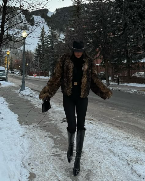 Aspen 🤎 | Instagram Aspen Outfits, Ski Trip Outfit, Apres Ski Outfits, Fur Outfit, Snow Outfits, Kelsey Merritt, Ski Outfits, Colorado Outfits, Trip Outfit