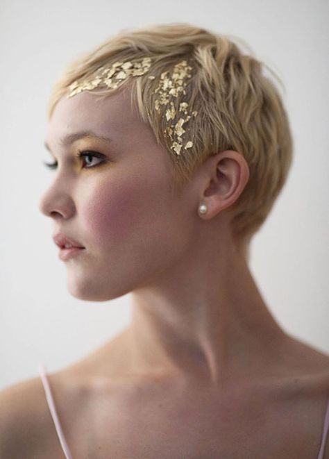 25 Wedding Hairstyles for Short Hair via Brit + Co.  Gold leaf! https://www.facebook.com/georgielewishair Pixie Wedding Hair, Growing Your Hair Out, Really Short Hair, Wedding Hairstyles Bride, Short Layered, Hair Styles 2017, Short Wedding Hair, Layered Bob, Side Bangs