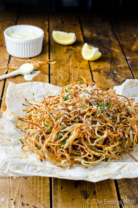 Baked Parmesan Rosemary Shoestring Fries with Lemony Garlic Mayo Shoestring Fries, Garlic Mayo, God Mat, Vegetable Dishes, Potato Recipes, The Endless, Vegetable Recipes, Good Eats, Guacamole