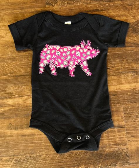 The prettiest stock show tees 🤩🤩🤩 Sizes :: Women’s S-3XL Kids 2t - YXL Onesie - 3-6m - 12-18m Cowboy Onesie, Western Baby Clothes, Baby Clothes Country, Cowgirl Baby, Black Onesie, Stock Show, Western Baby, Western Babies, Western Boutique