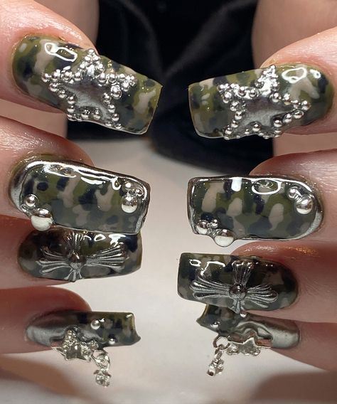 Dreeeam Y2K camo nails 🧷🐆 A little throwback to my Welly clients cos I miss y’all so much 🥲 Black Camo Nails, Camo Green Nails, Brown Y2k Nails, Camo Nails Acrylic, Camoflauge Nails, Nails Y2k Short, Short Nails Y2k, Gray Nails Ideas, Tomboy Nails