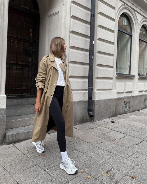 This Casual Outfit Will Take You Straight Into the Weekend Trench Outfit, New Balance Outfit, Black Leggings Outfit, Leggings Outfits, Trench Coat Outfit, Legging Outfits, Mode Casual, Looks Street Style, Coat Outfits